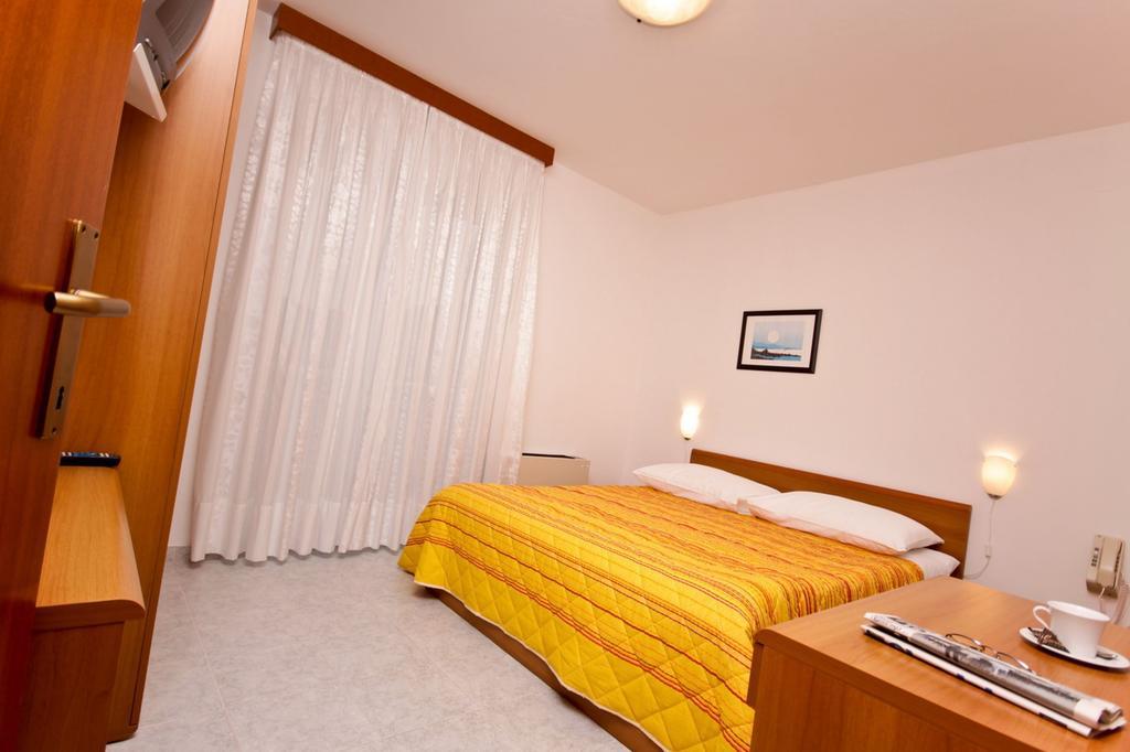 Hotel Carmen Krnica Ngoại thất bức ảnh