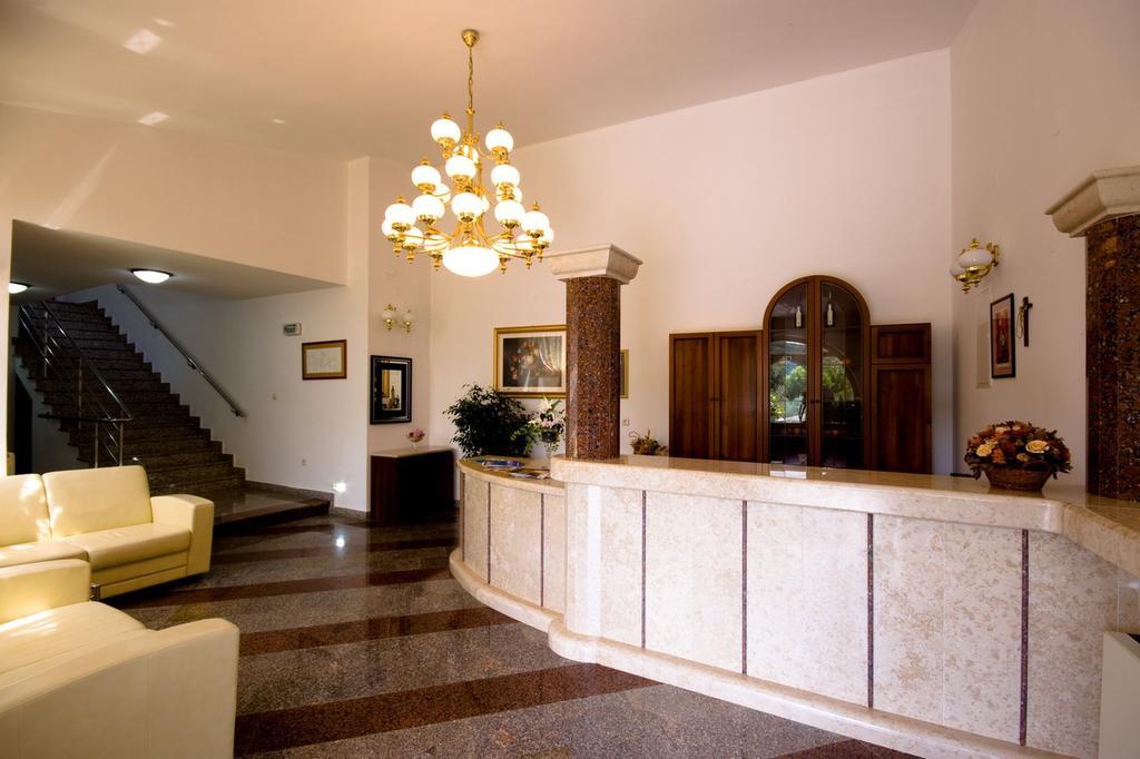 Hotel Carmen Krnica Ngoại thất bức ảnh